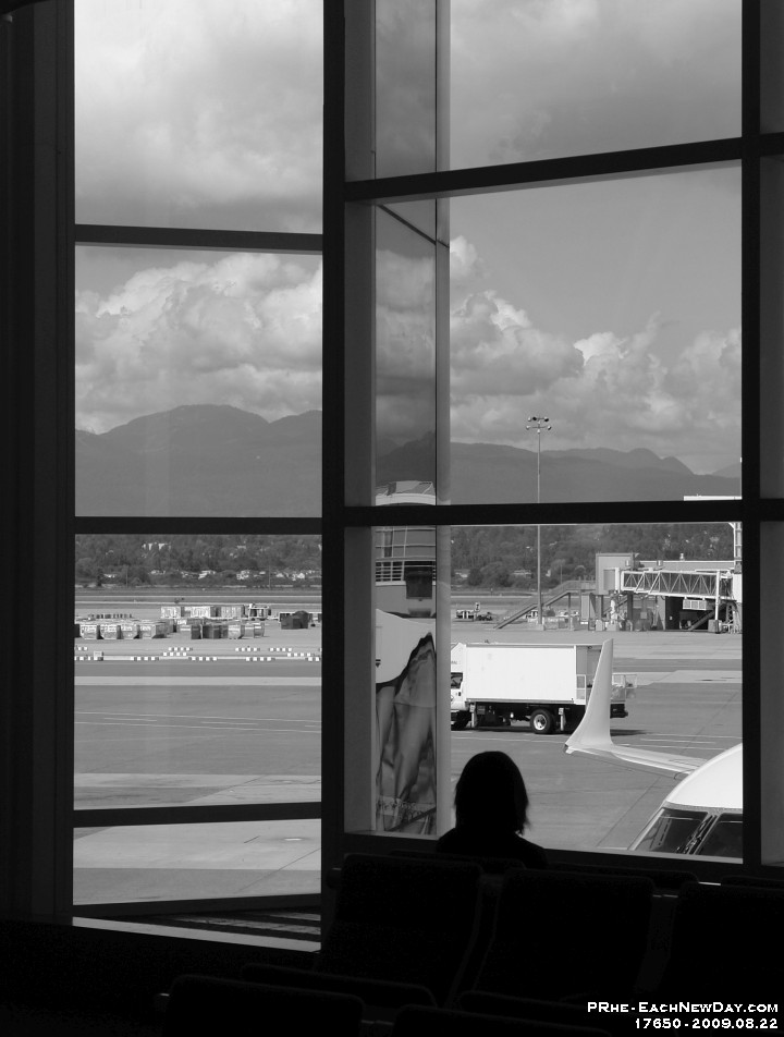 17650-14CrLeBw - Vancouver Airport, waiting for flight